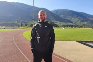 En attendant de retrouver de l'embauche, Arian Kabashi se maintient en forme sous le soleil de Sierre, en enchaînant les courses autour du terrain d'Ecossia.
